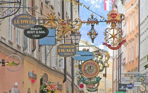 Главная улица исторического центра города начинается от крепости Хоензальцбург — символа Зальцбурга, на ней расположен музей Моцарта.