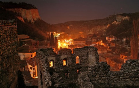 Melnick is the smallest city in Bulgaria. The population - less than three hundred residents. Tourists enjoy the famous local wine - Melnick