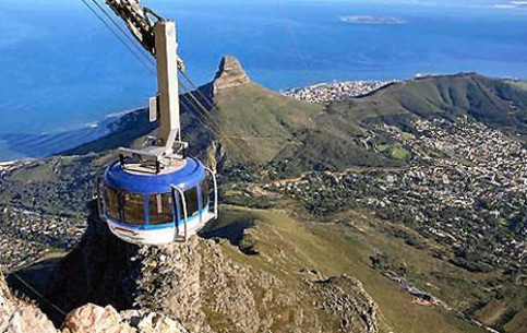 Почти миллион человек ежегодно пользуются канатной дорогой на Столовую гору, ставшей одной из самых популярных достопримечательностей Кейптауна
