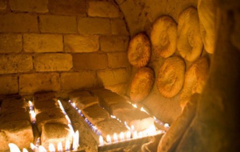 Узбекские лепешки, выпекаемые в тандыре – особой глиняной печи – имеют неповторимые вкус и аромат, высокую калорийность и отличные диетические свойства