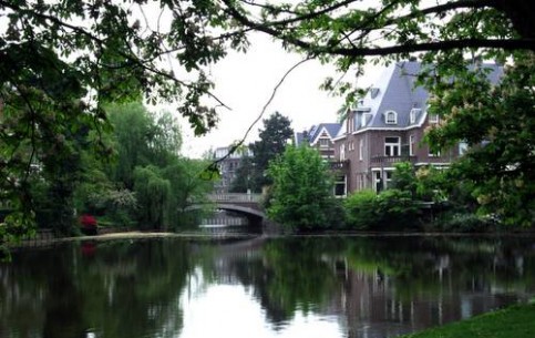 В знаменитый амстердамский Вонделпарк приходят, чтобы совершить пробежку, покататься на велосипедах и роликовых коньках или просто отдохнуть на лоне природы